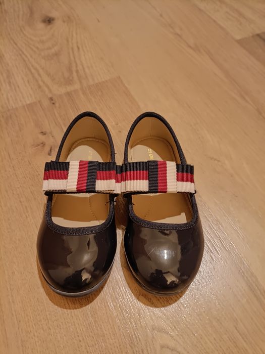 Sabrina verniz azul com laço