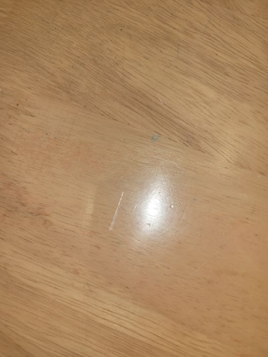 Prostokątny stół z jasnego drewna
