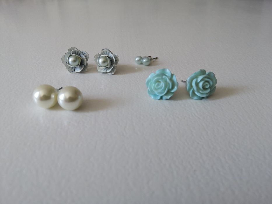 Zestaw kolczyków - różyczki - perełki - pastelowe.