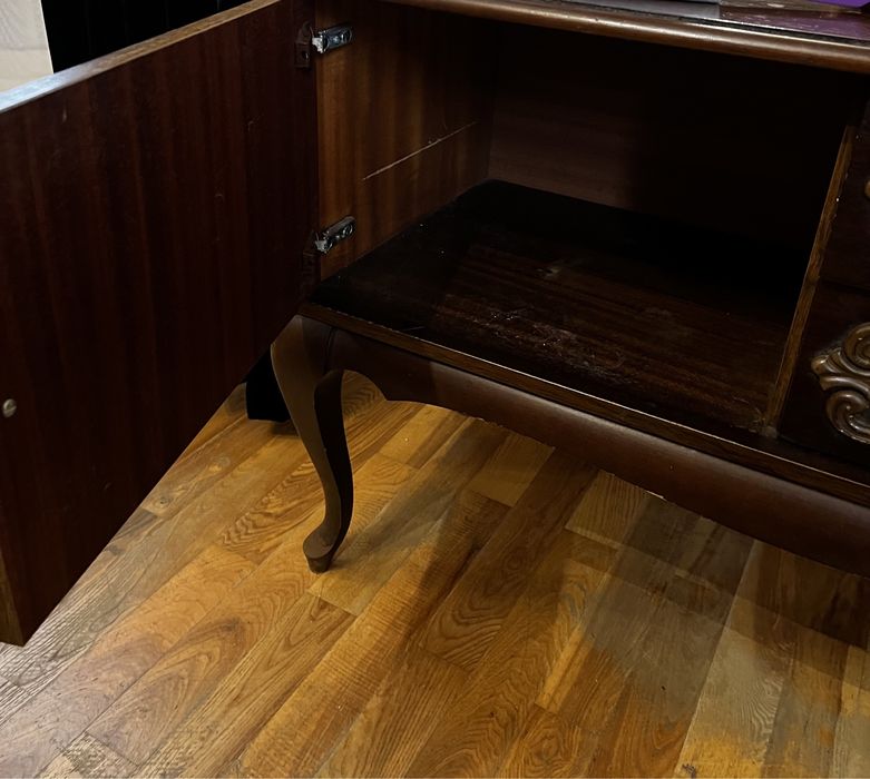 Drewniana toaletka z lustrem