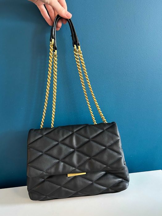 Pikowana torebka na łańcuch. Mango