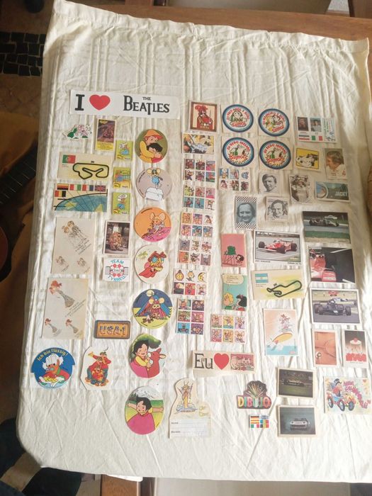 Autocolantes ; automóveis e cromos/brindes