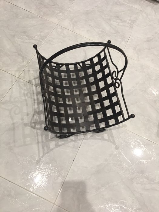 Porta revistas em ferro castanho