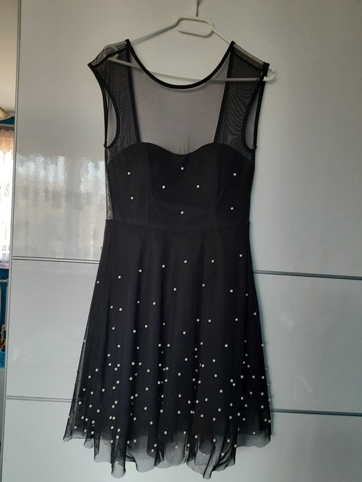 Czarna sukienka z perełkami