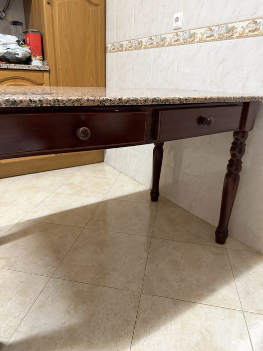 Mesa de Cozinha em Madeira com Tampo em Granito, 2 gavetas