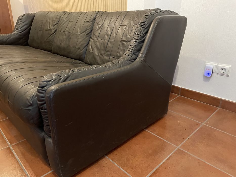 Sofá em pele para restauro. 3 lugares