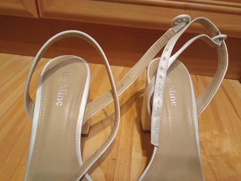 Buty damskie ecru na obcasie