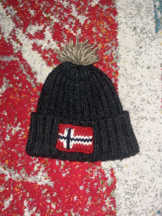 Чорно сіра шапка napapijri