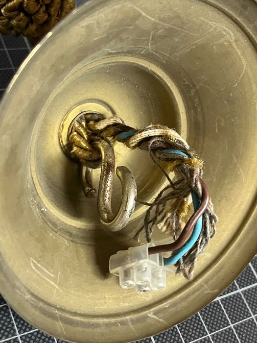 Candeeiro antigo com cordões em sirgaria e taça de vidro translucido