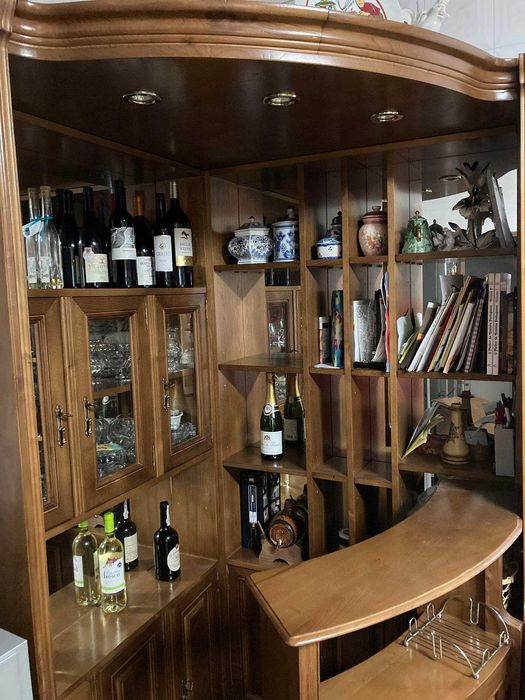 Bar Garrafeira com espelhos e luzes