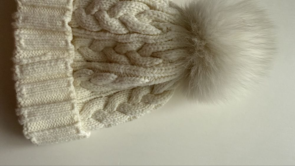 Шапка біла вʼязана