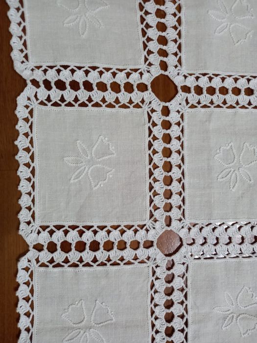 Toalha e panos de linho e crochet bordados em ponto de grilhão