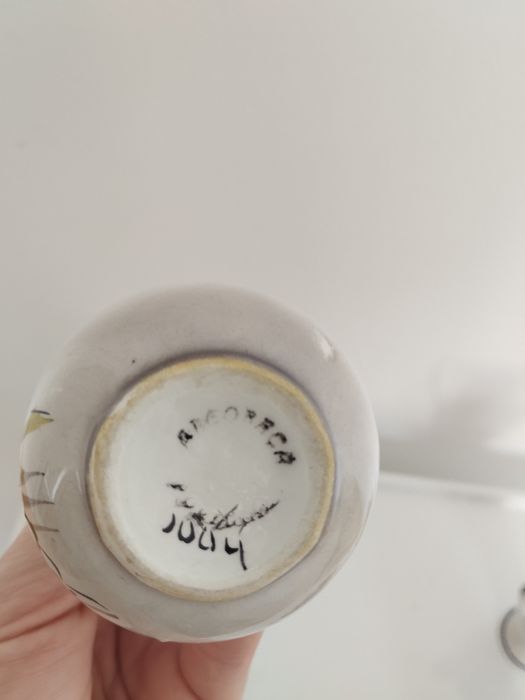 Pequenos vasos de cerâmica e/ou porcelana, pintados a mão