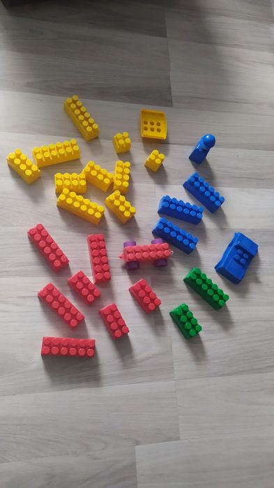 Klocki podobne do LEGO Duplo, kolorowe. Stan bardzo dobry.