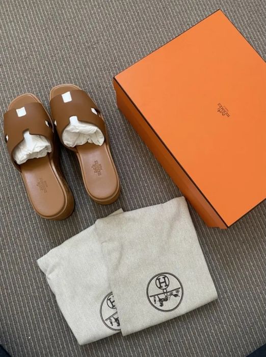 Коричневі сандалі на платформі