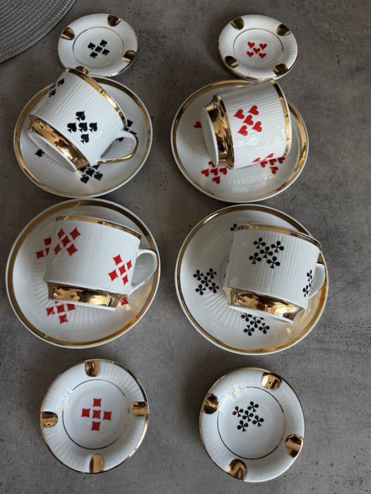 Biały porcelanowy serwis „brydżowy”