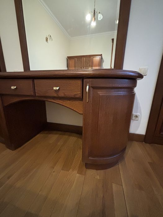 Туалетний столик з тумбами і дзеркалом