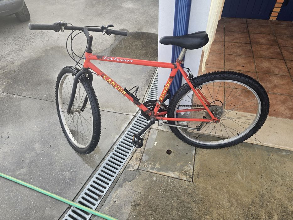 Bicicleta usada vermelha