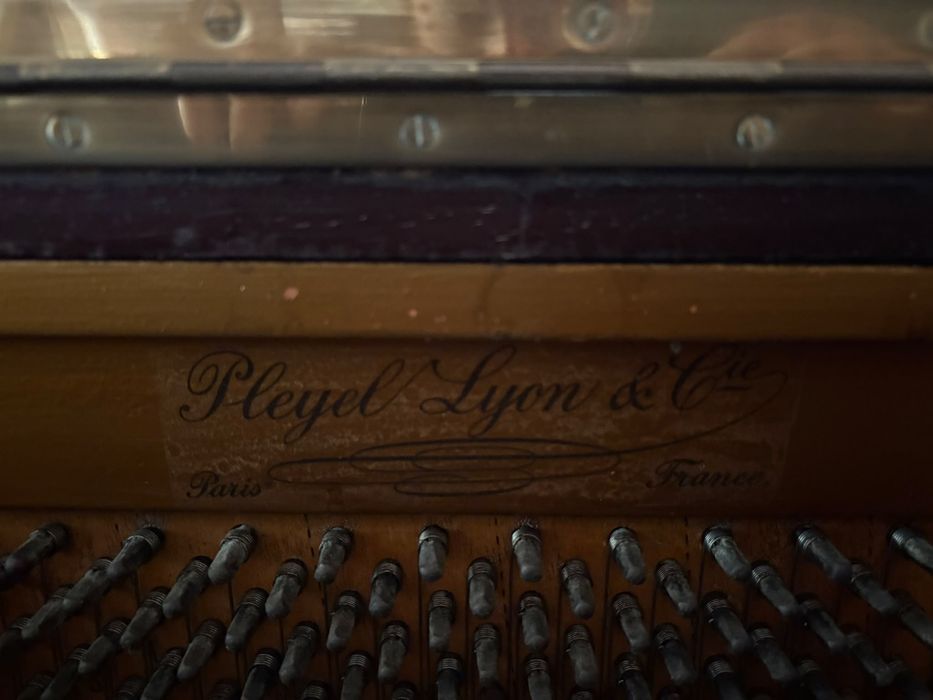 Piano Vertical PLEYEL LYON & CIE com Candeeiros