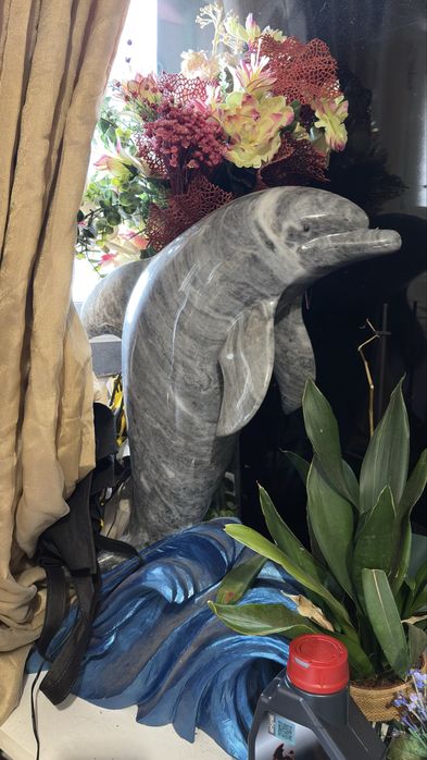Escultura de golfinho feita a mao