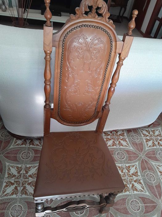 Mesa e 6 cadeiras em madeira