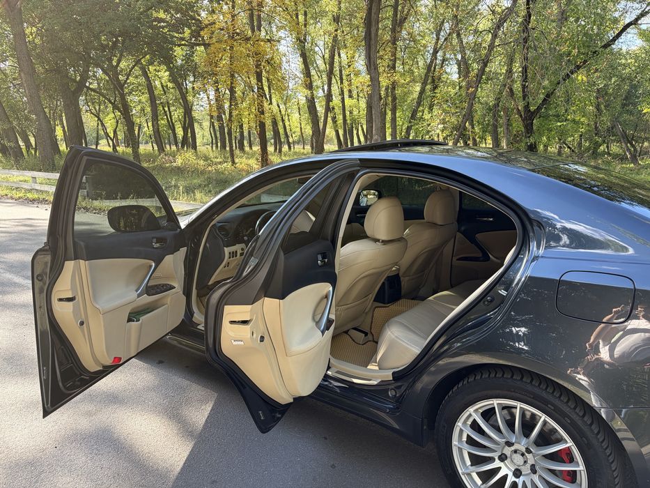 Продам lexus is 220d