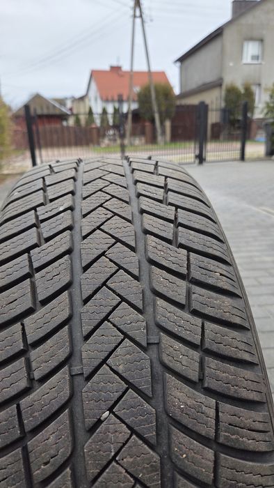 Opony zimowe 19" Vredestein 215/50/19