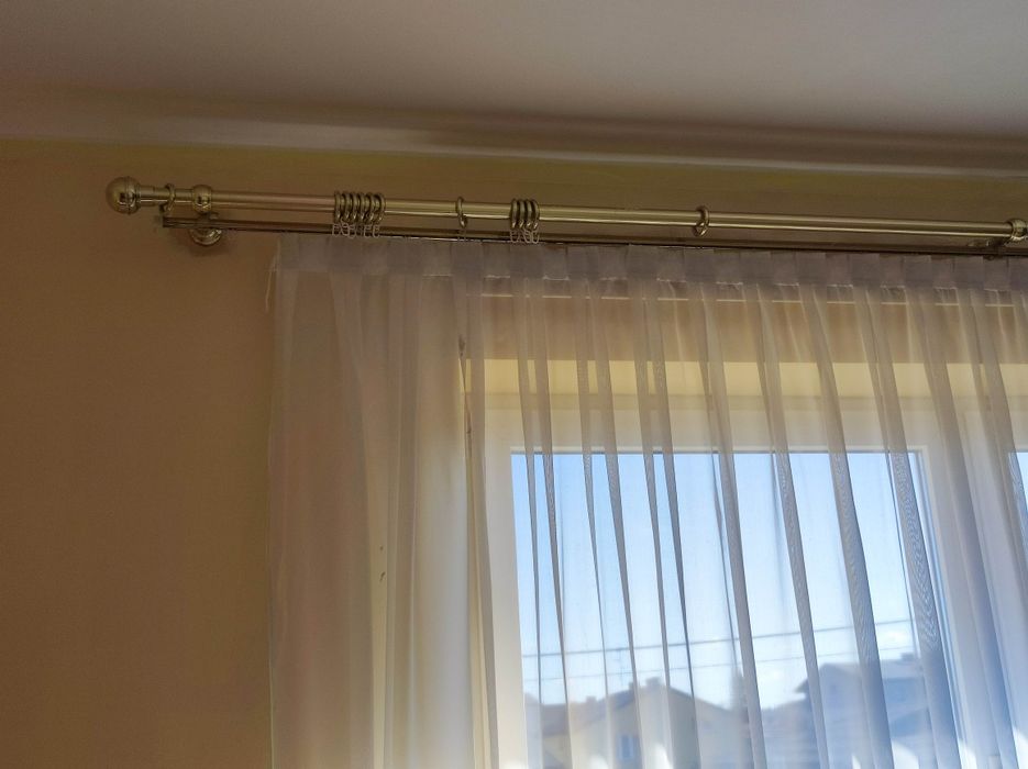 Sprzedam 2 karnisze podwójne.