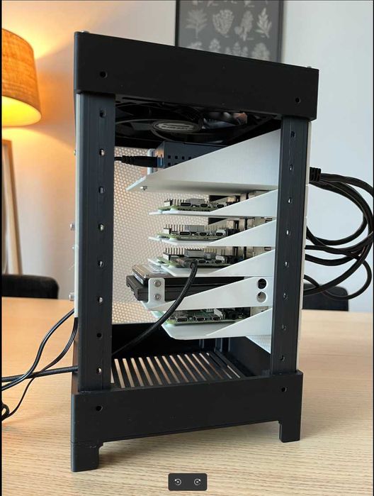Mini Modular Home Server Rack – модульна міні-стійка для серверу