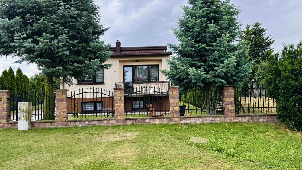 Dom jednorodzinny z dużą działką i budynkami gospodarczymi !