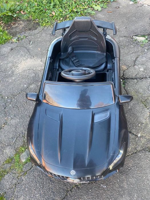 Дитячий електромобіль.