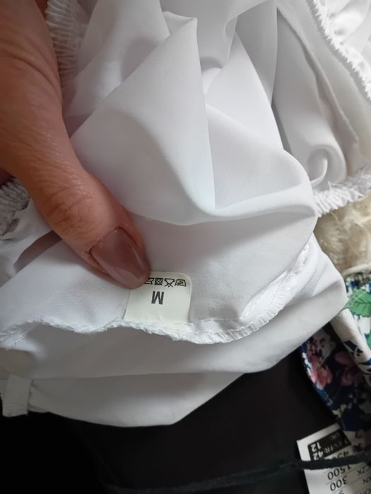 Piękna koszula biała wiązana pod szyją