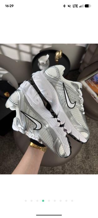Кросівки  жіночі nike air max moto 2k white metallic silver   37,40р