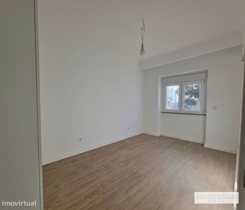 T2 totalmente remodelado com duas varandas num 1 andar, no centro da V