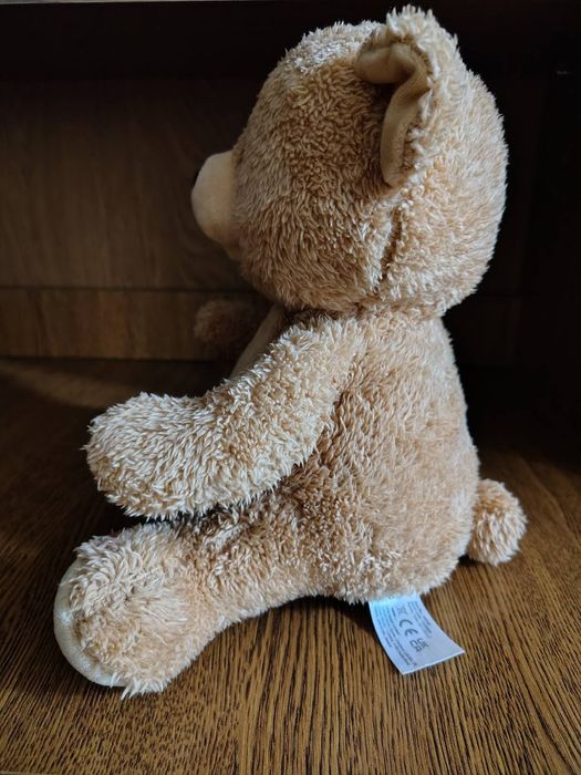 Ведмедик співає і розмовляє.