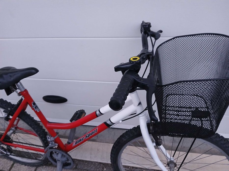 Bicicleta de senhora com cesto