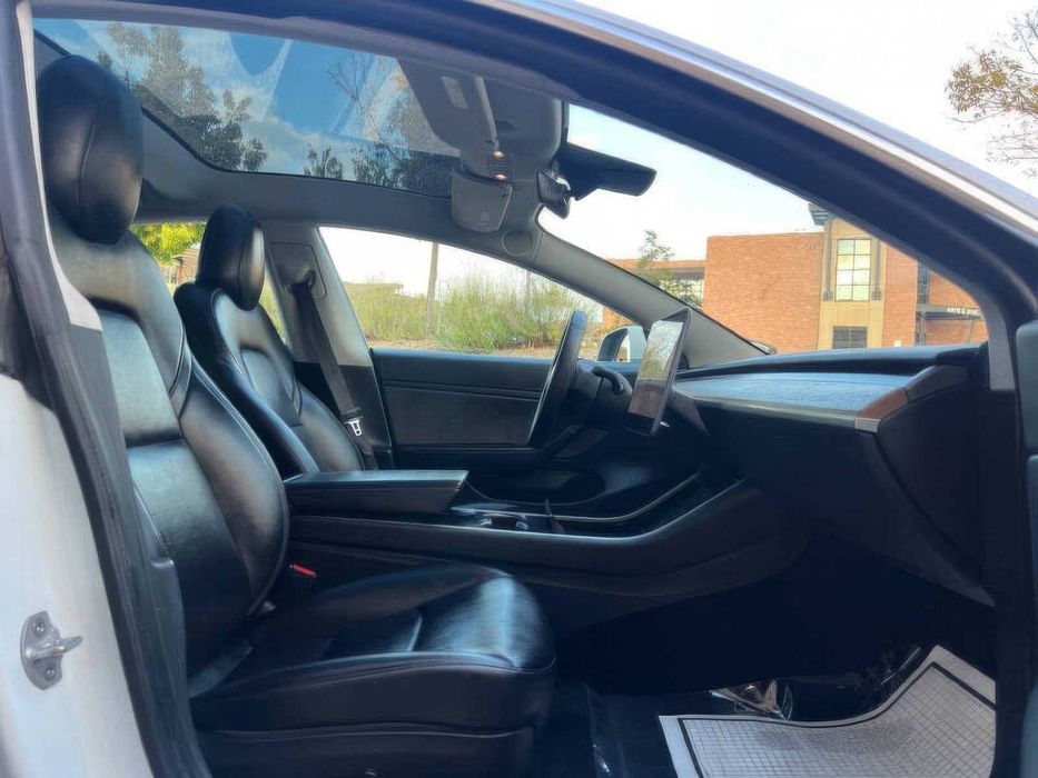 Tesla Model 3      2020