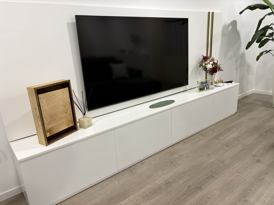 Painel para TV Branco Mate c/ripas douradas