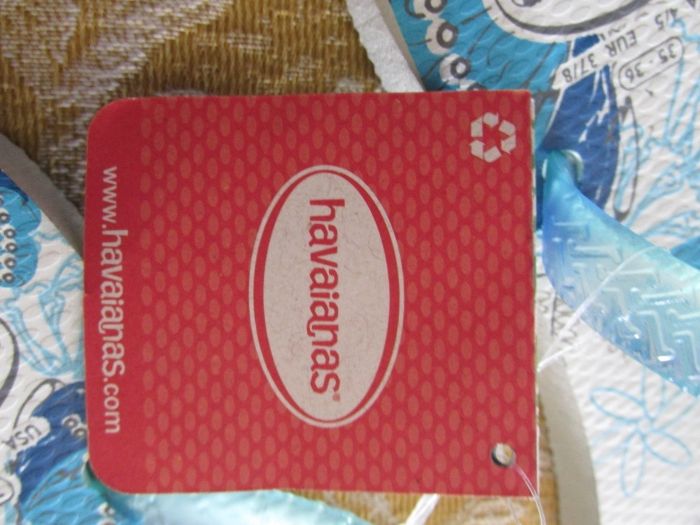 Havaianas em tons azuis e branco