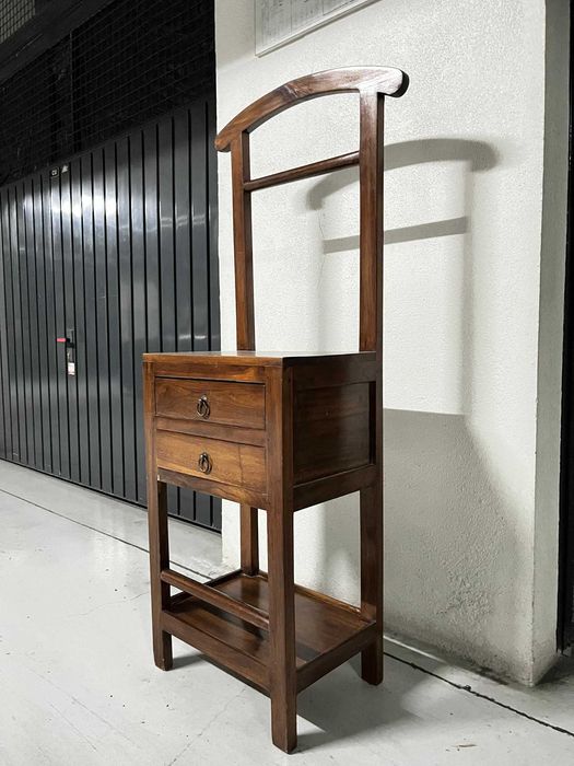 Mesa Cabeceira ou mesa de apoio num hall de entrada