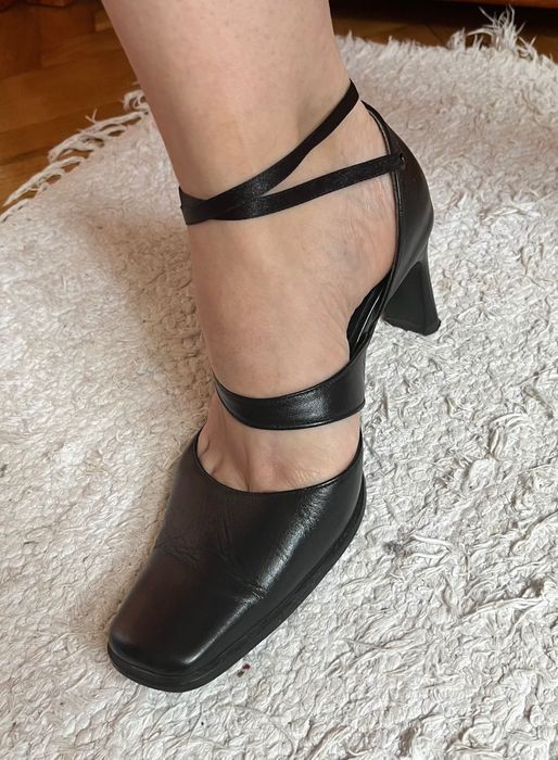 Buty na obcasie czarne wiązane na kostce 37