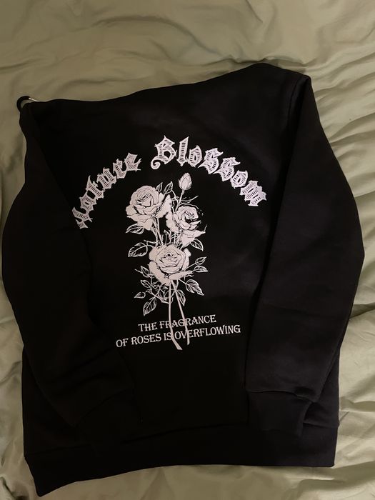 Чорне худі з принтом троянд та написом на спині