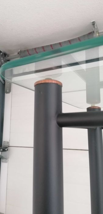 Estante com prateleiras de vidro