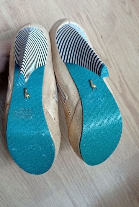 Золотистые ботильоны челси с необычным каблуком babycham