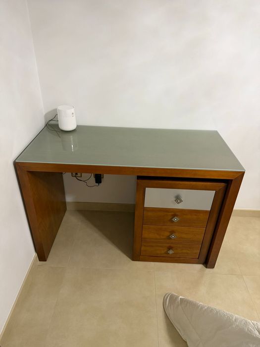 Secretária em cerejeira com tampo de vidro