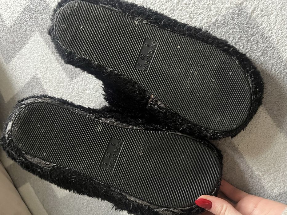 Czarne damskie puchate kapcie 39