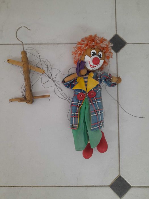 Marioneta palhaço  e boneca antiga