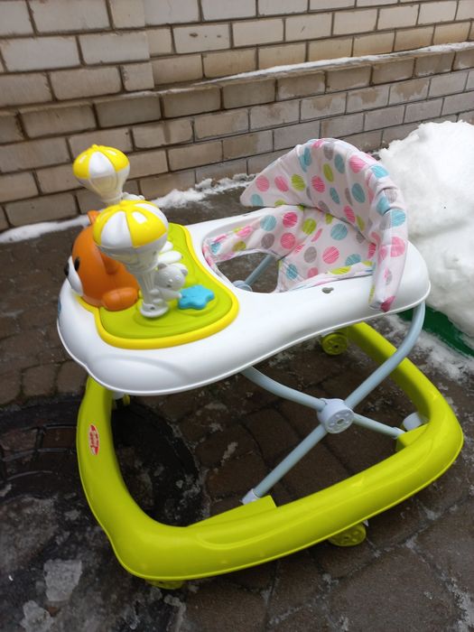 Децкая кроватка, ходунки,ванночка в хорошем состоянии.