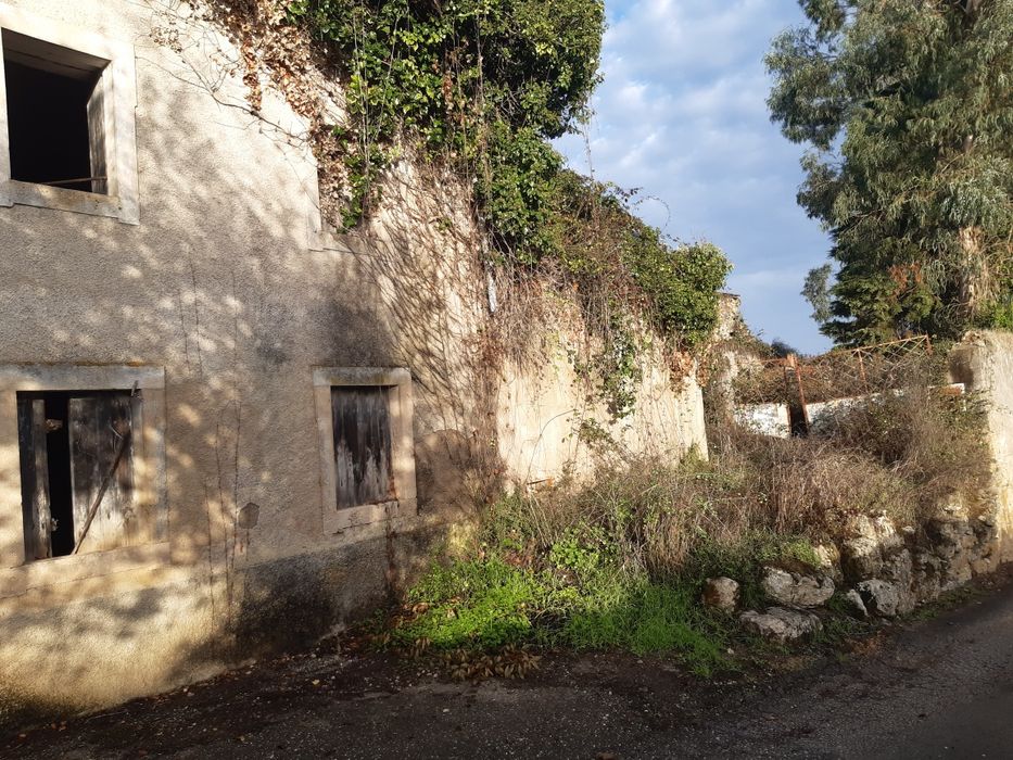 Casa em ruina com óptima acessibilidade
