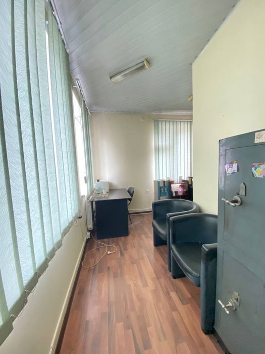 Здається офіс 4 кабінети 80 кв м + склад 30м та 3 паркомісця, вул. Героїв Майдану